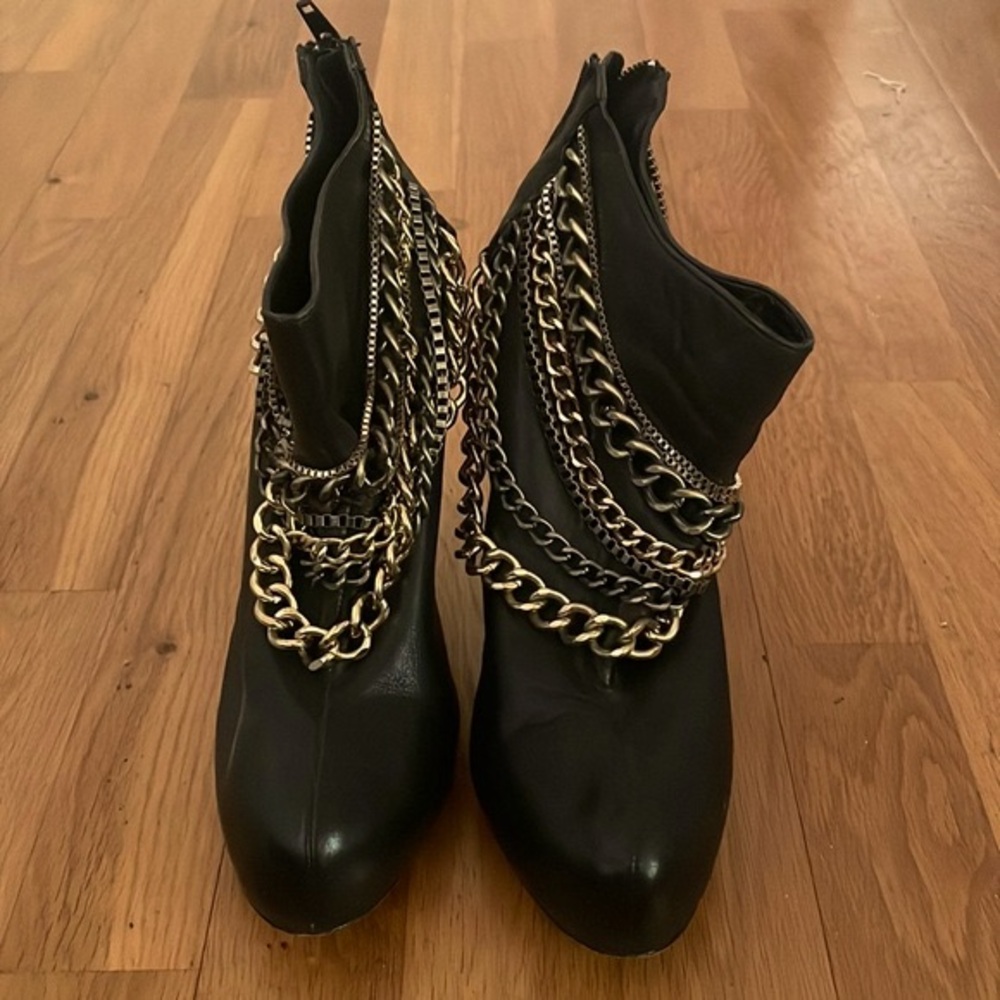 Dolce Vita Black Butter Calf Leather Booties w Chain details
